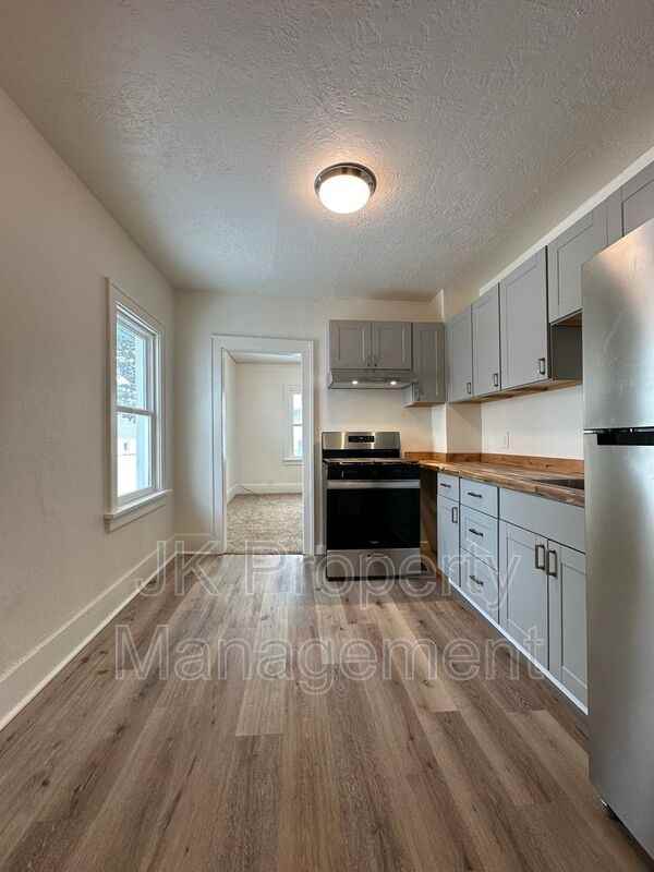 615 8th Ave S - Photo 4 of 15