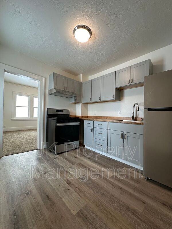 615 8th Ave S - Photo 5 of 15