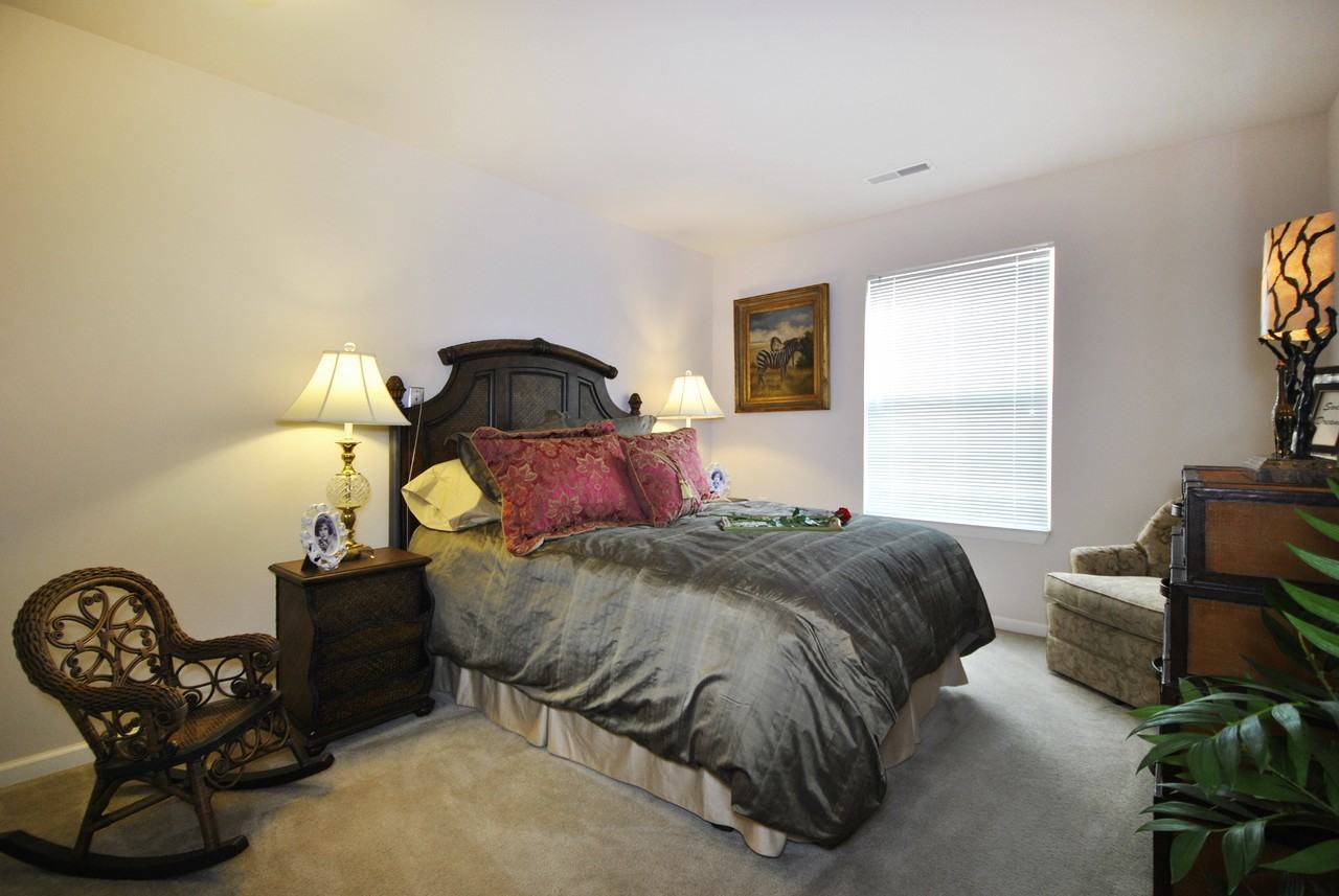 Oakhaven Manor - Photo 3 of 17