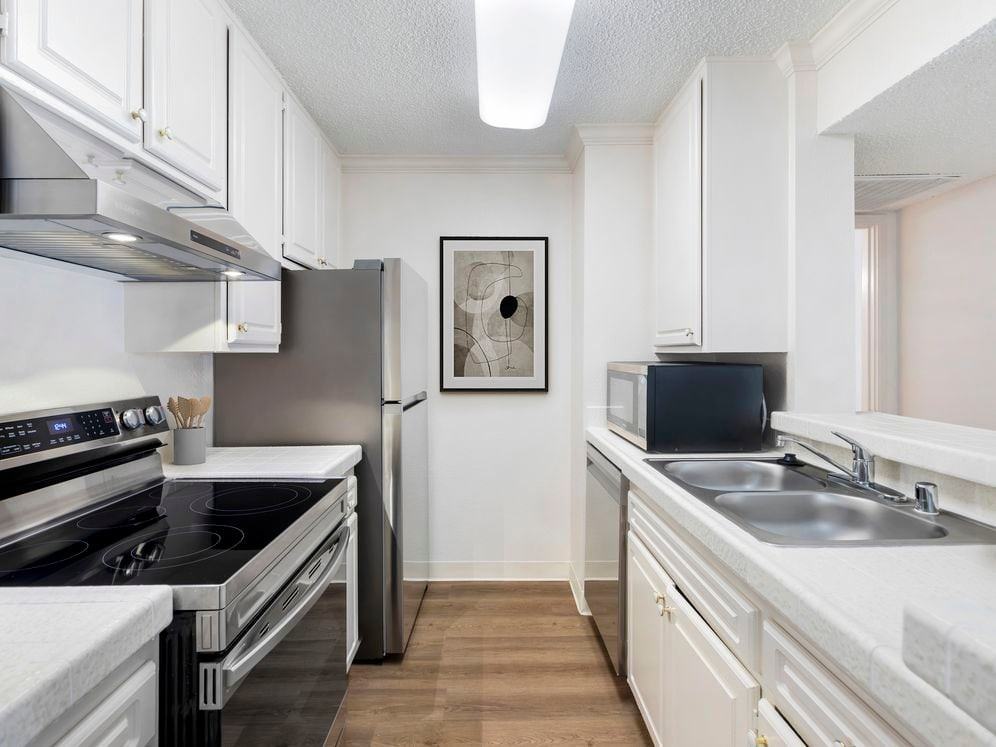 eaves Woodland Hills - Photo 7 of 40