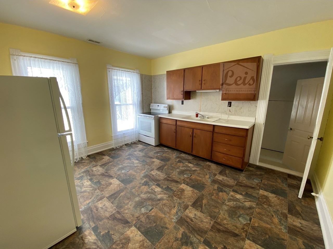 325 1/2 Gray - Photo 2 of 11