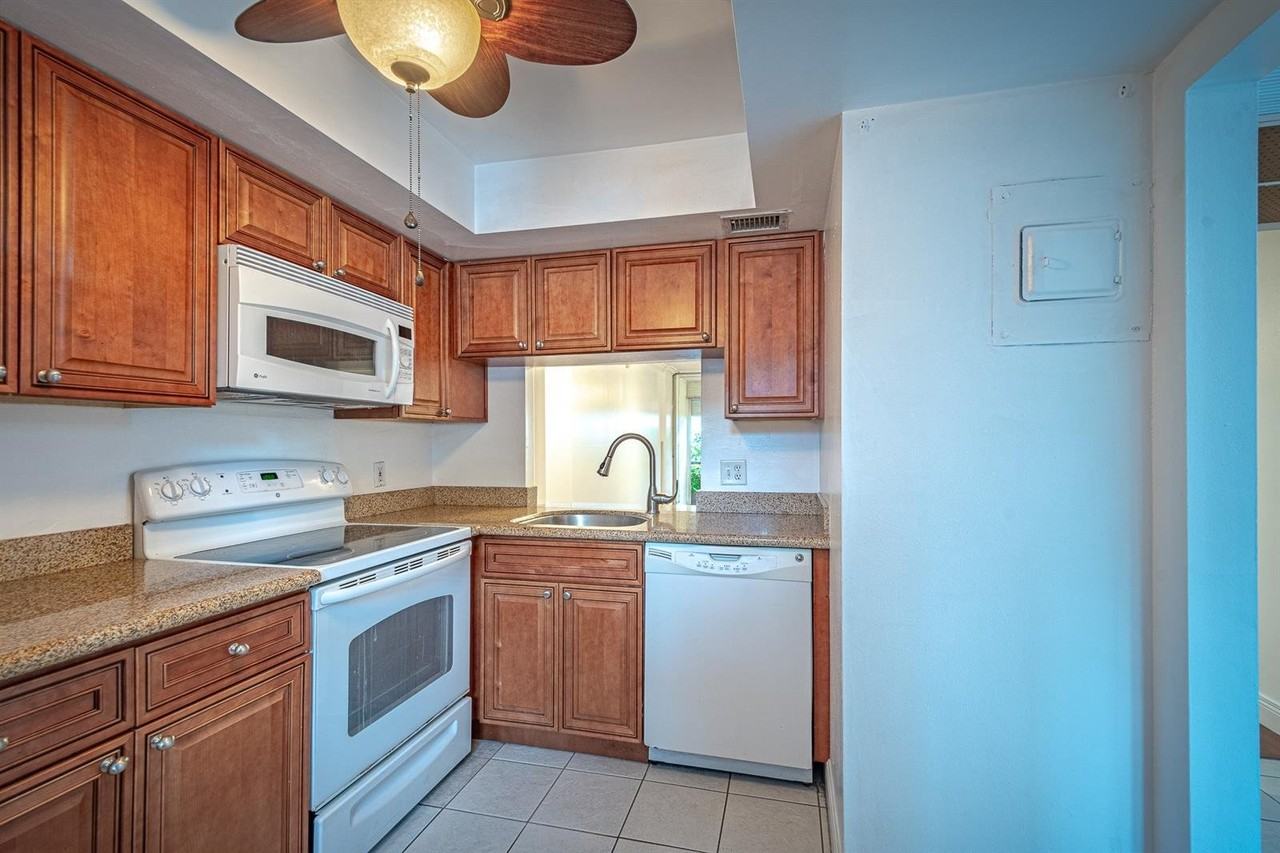 116 Royal Park Dr #1F - Photo 2 of 8