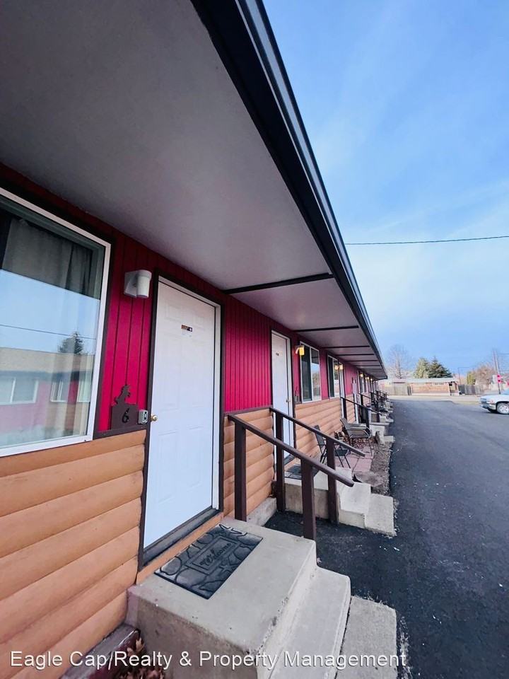 Wrangler's Rest Apartment's Apartments 50 50 & 52 S 7th Ave, Elgin