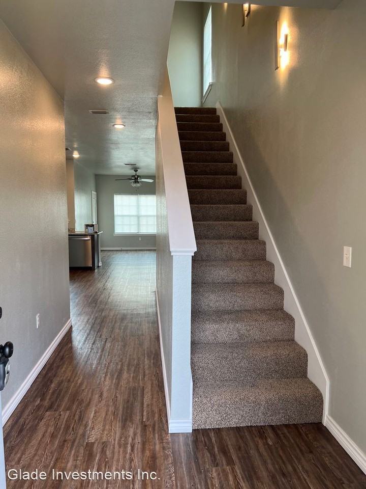 111/113 Village North Circle - Photo 2 of 13