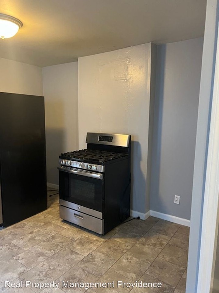 865-867 Manton Avenue - Photo 3 of 12