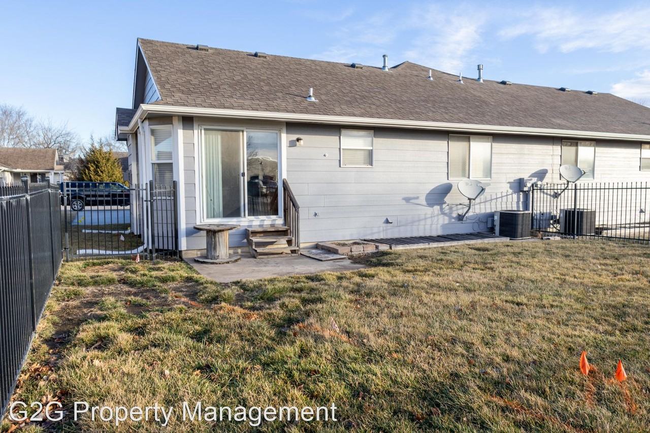 221 S. Maize Rd - Photo 3 of 21