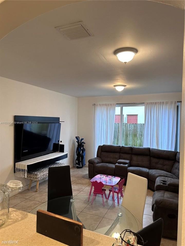 942 Ne 42nd Pl - Photo 2 of 11