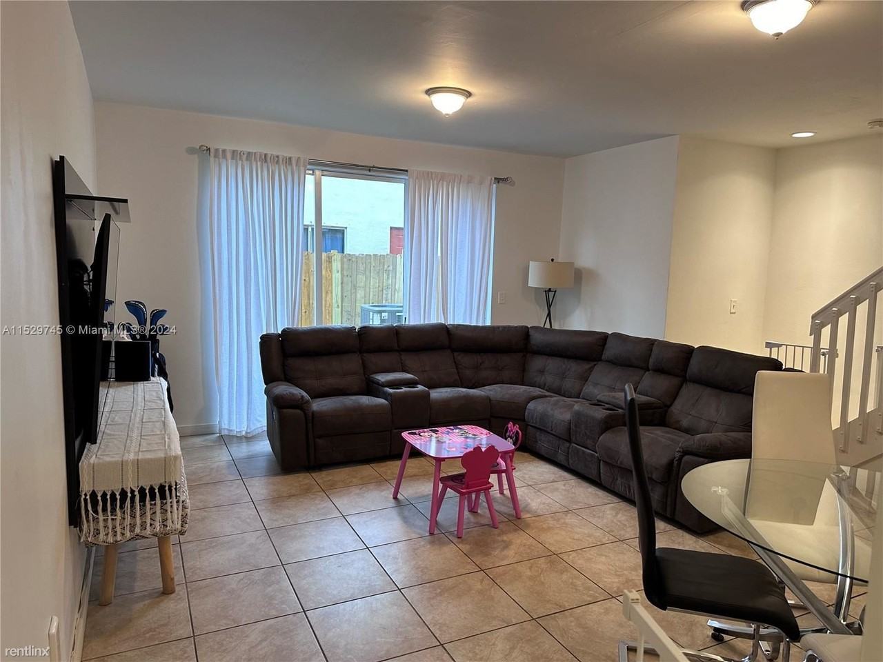 942 Ne 42nd Pl - Photo 3 of 11