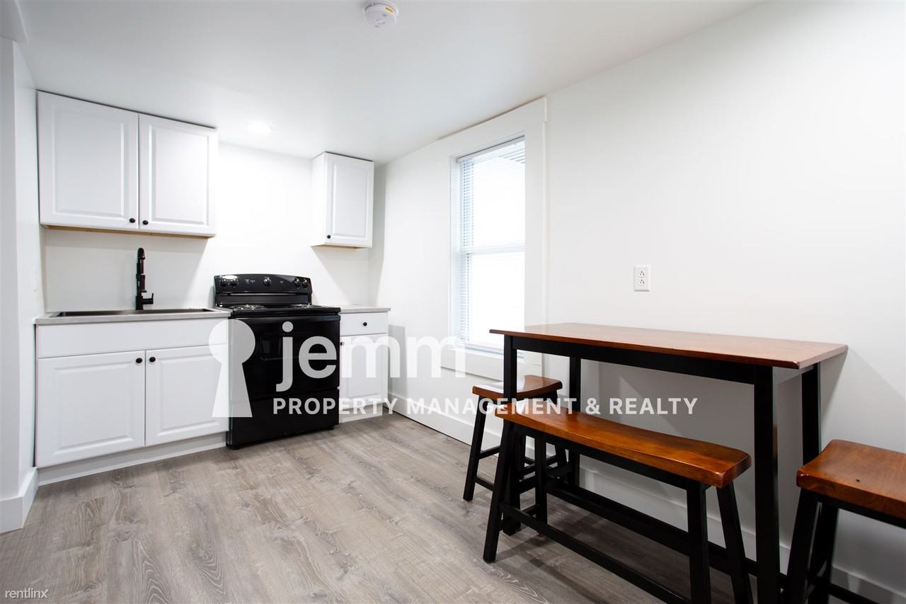 200 W Walnut St - Photo 3 of 6