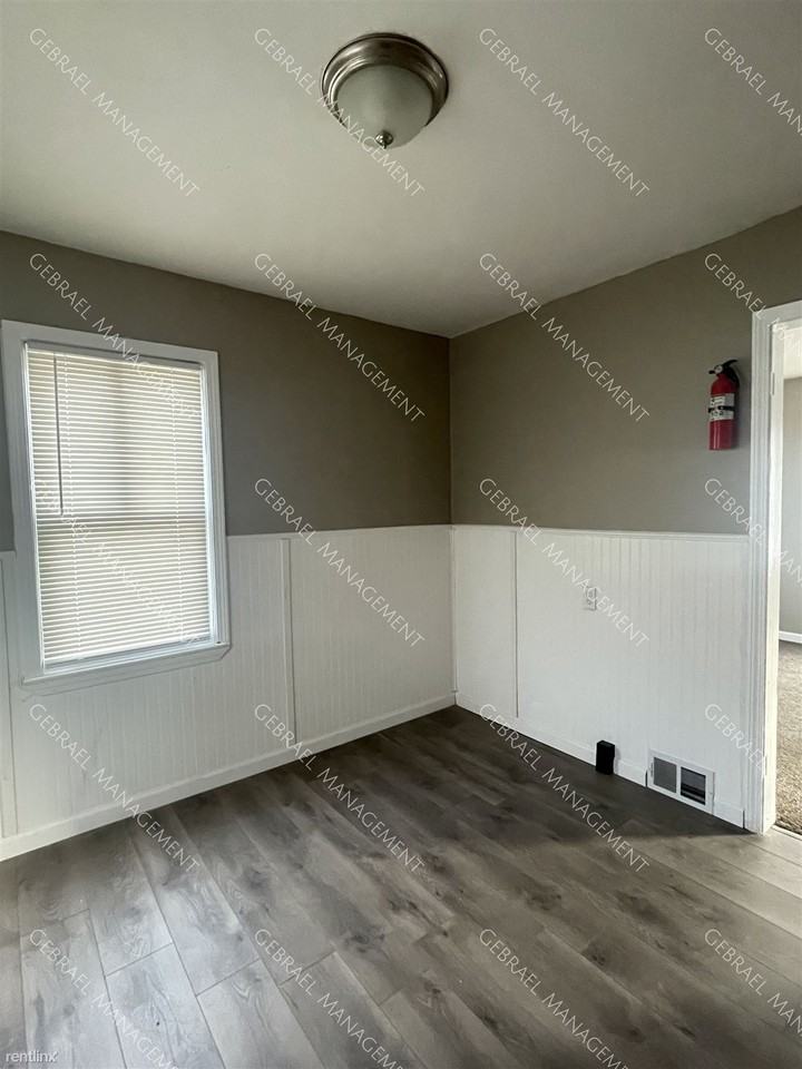 3137 Leith St - Photo 3 of 13