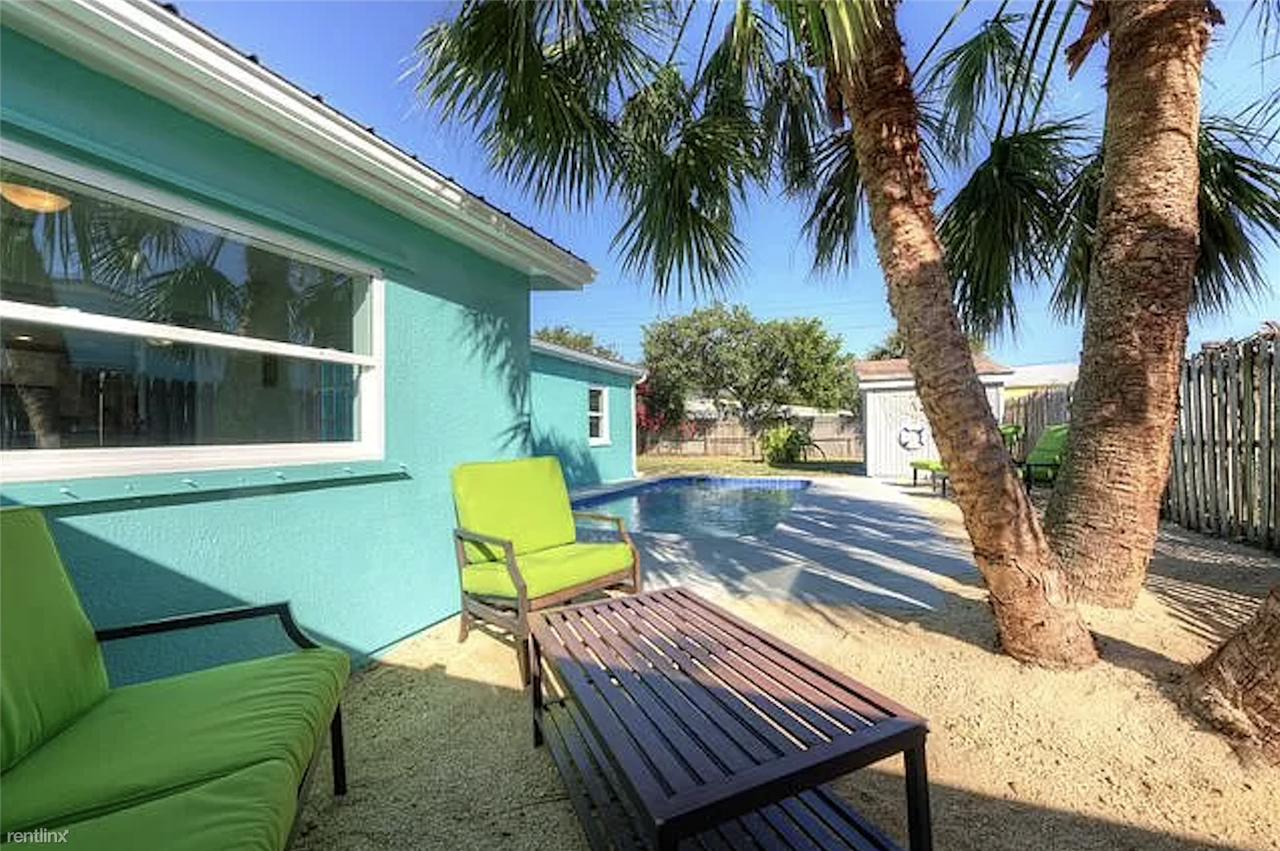 137 Se 1st St - Photo 2 of 17