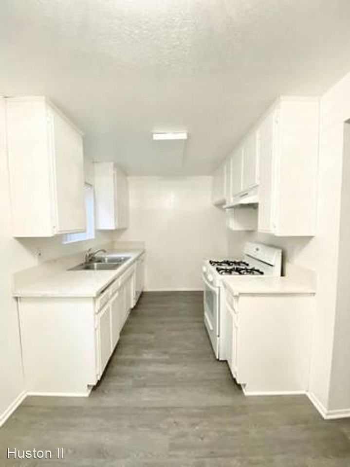 10926 Huston Street - Photo 3 of 8