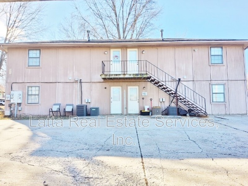 1301 Nw Mock Ave Apt C - Photo 2 of 9