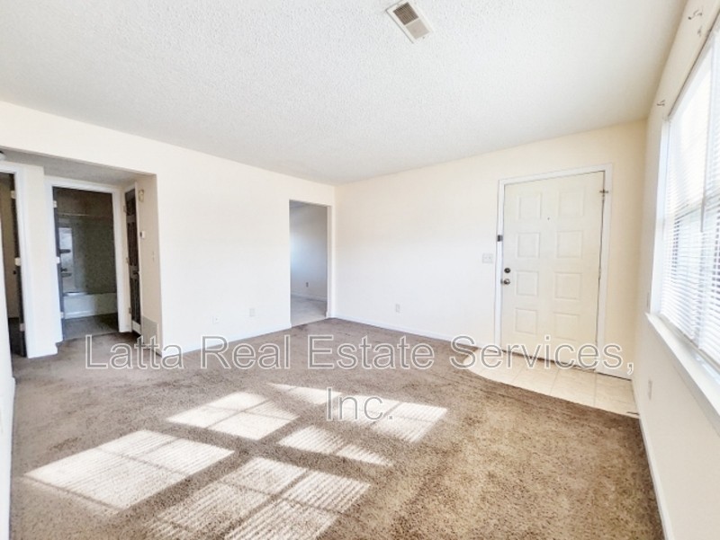 1301 Nw Mock Ave Apt C - Photo 3 of 9