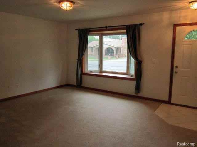 138 Birchwood Dr - Photo 3 of 10