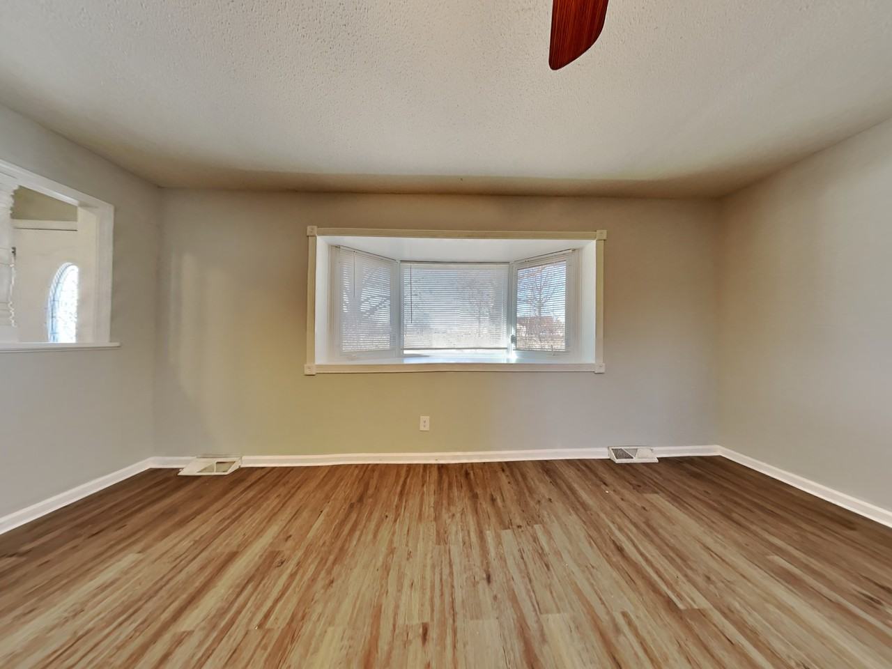 703 Ne Independence Ave - Photo 3 of 19