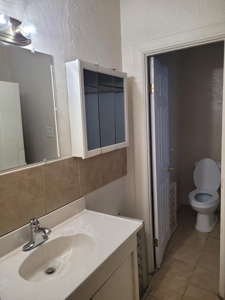 129 Chess St - Photo 2 of 9