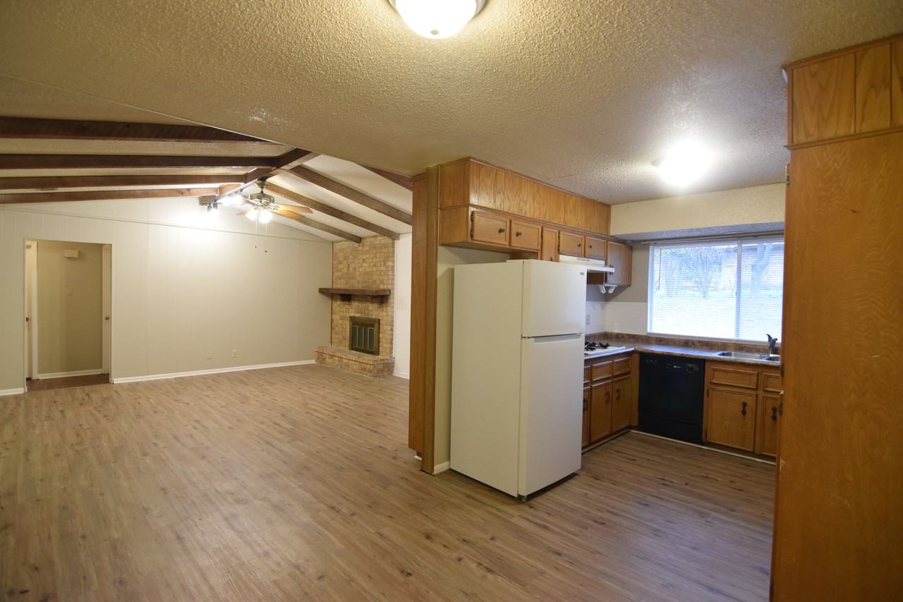 406 W Voelter Ave - Photo 4 of 20