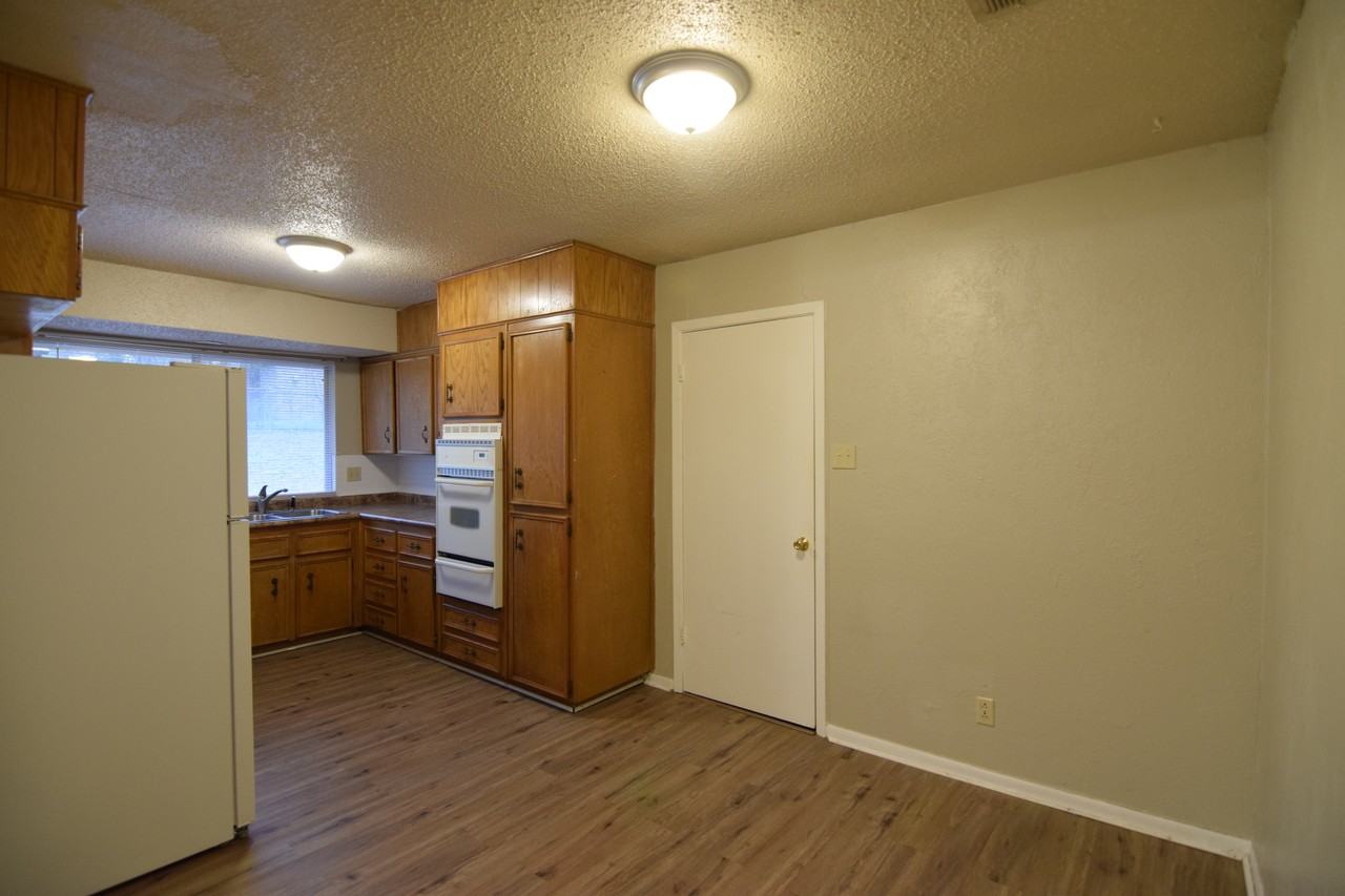 406 W Voelter Ave - Photo 5 of 20