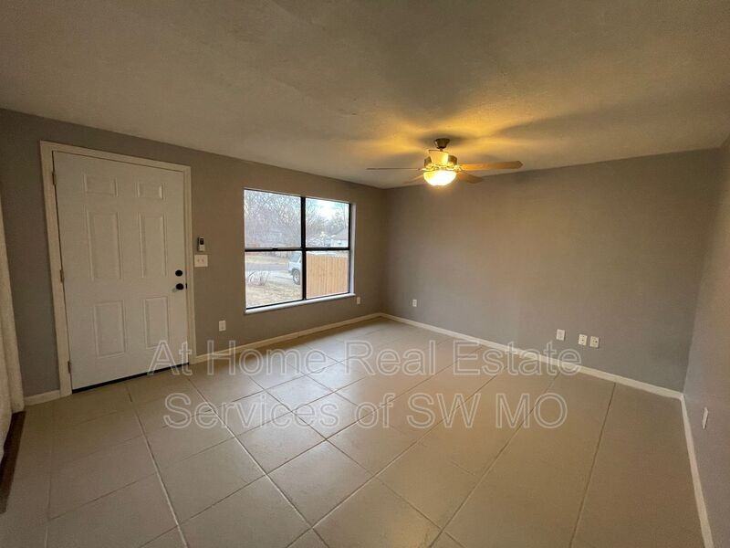 2826 W Olive St - Photo 2 of 9