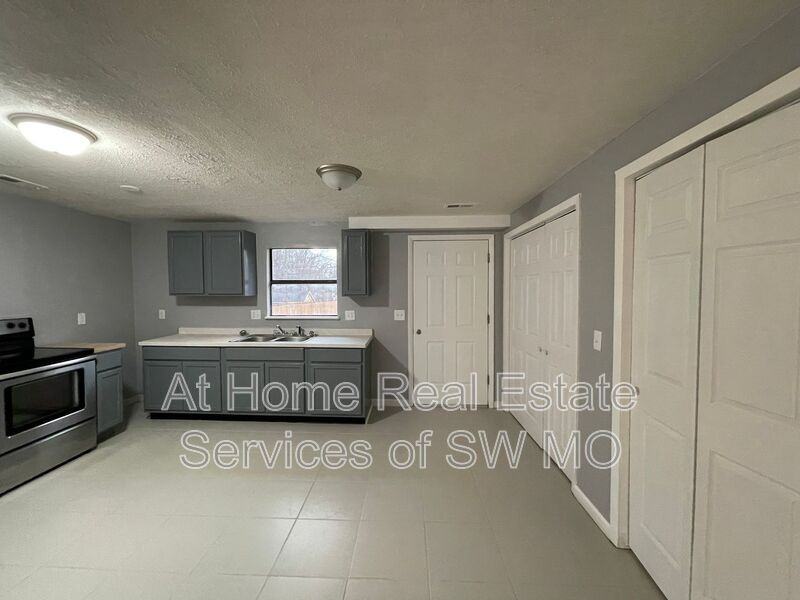 2826 W Olive St - Photo 3 of 9