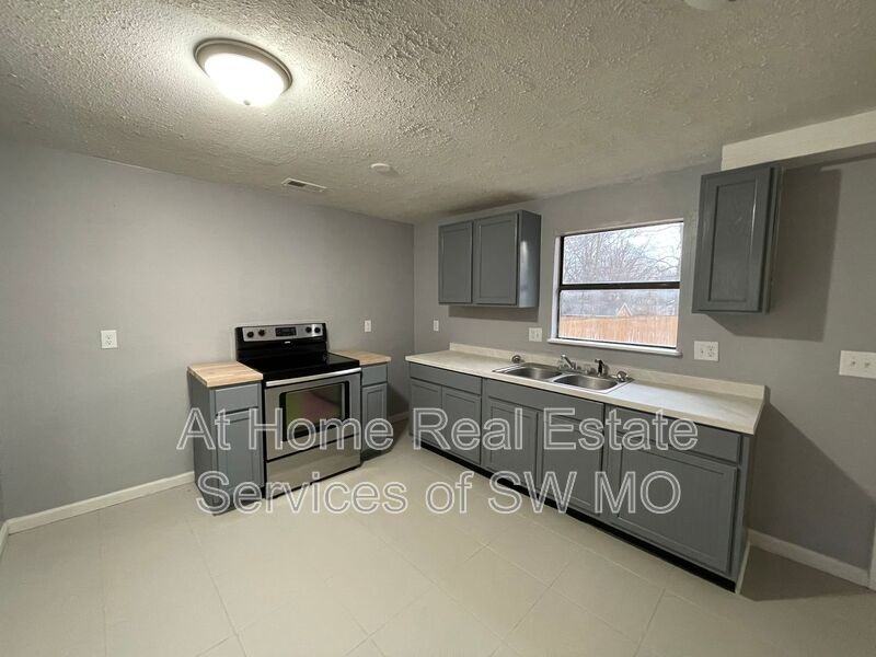 2826 W Olive St - Photo 4 of 9