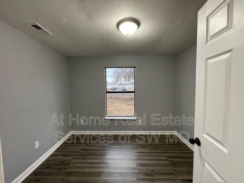 2826 W Olive St - Photo 5 of 9