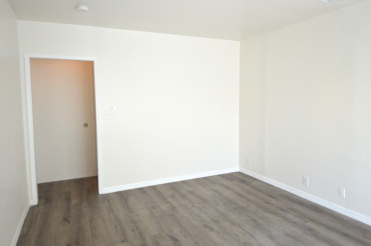 England Ave. - 10231 S. - Photo 2 of 11