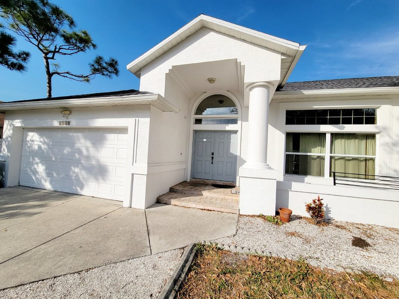 1040 Bay Harbor Dr - Photo 3 of 9