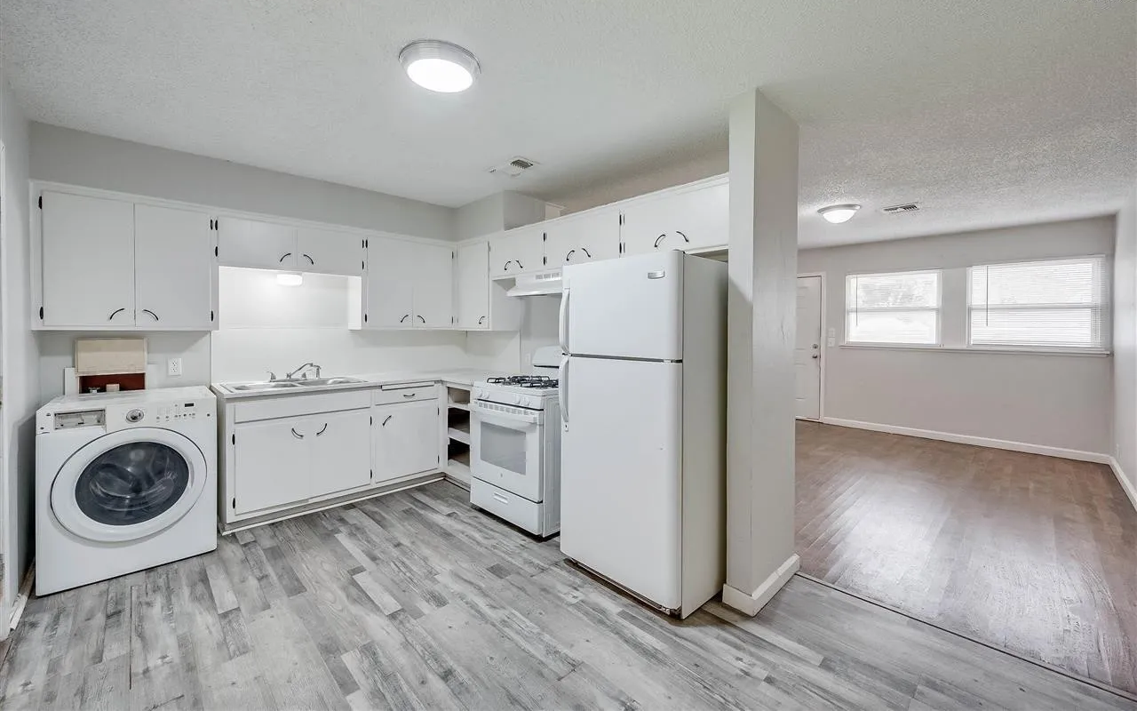 1002 E Beverly Loop - Photo 2 of 16