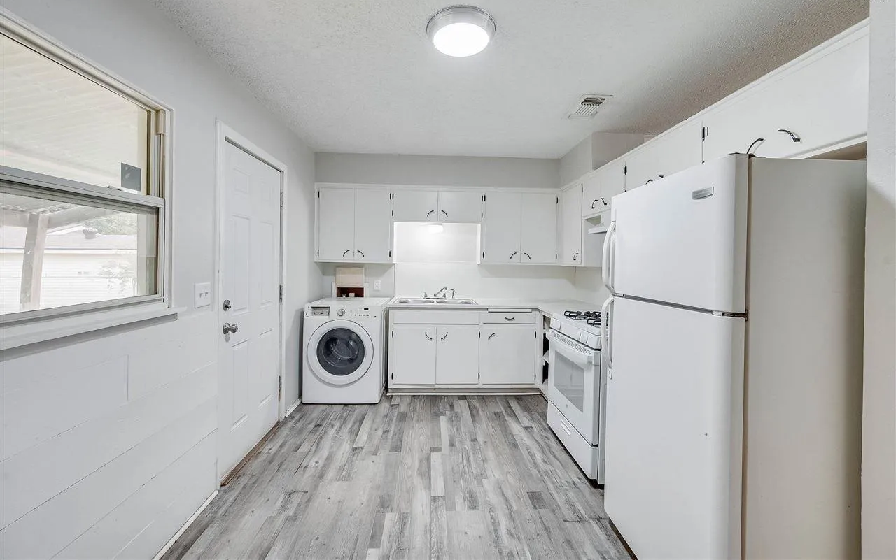 1002 E Beverly Loop - Photo 3 of 16