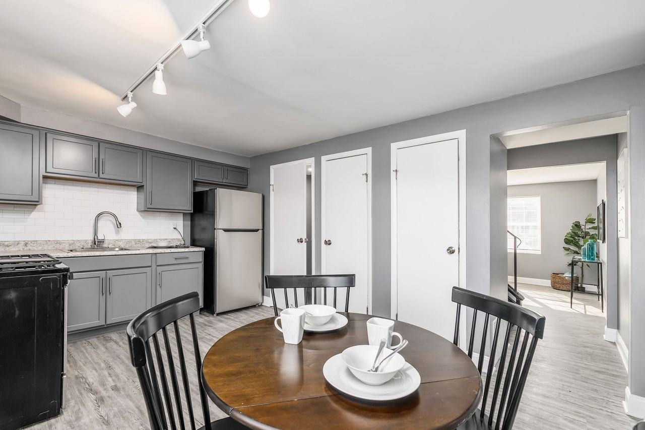 Courtyard Townhomes - Photo 7 of 50