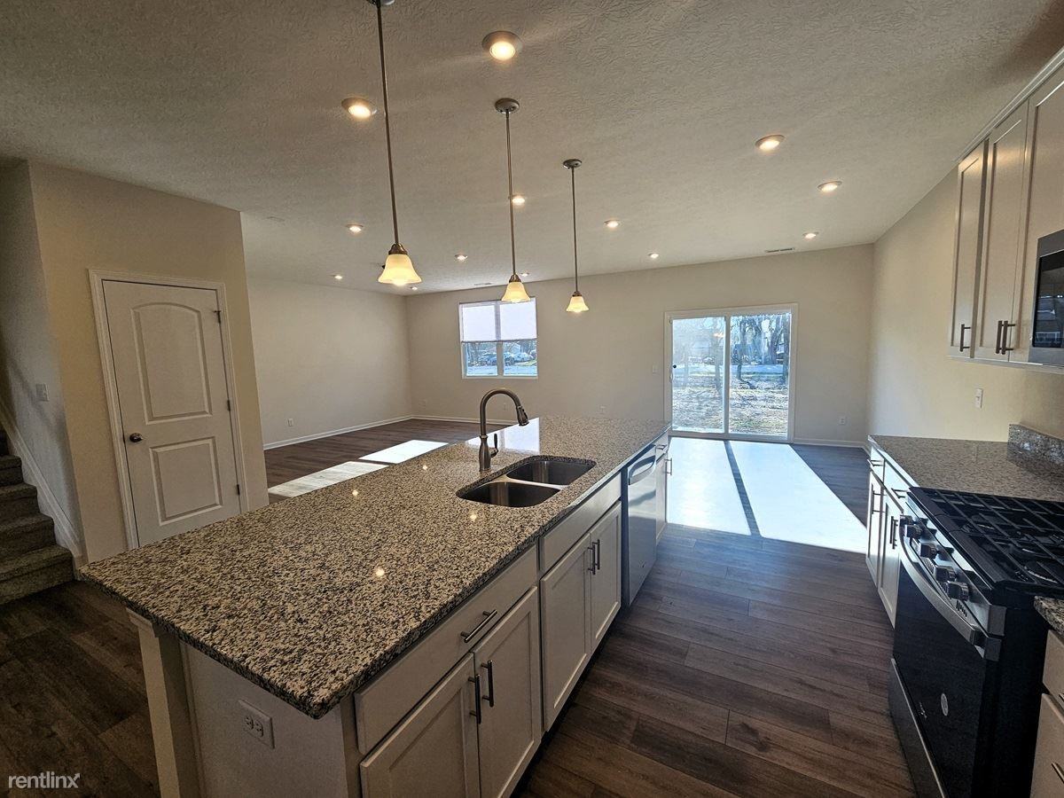 1140 Lake Forest Dr - Photo 2 of 17