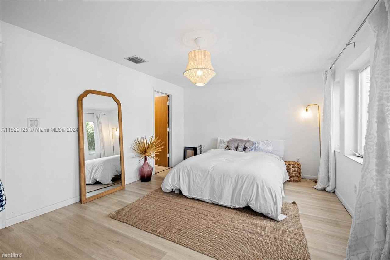 726 Ne 5th Ave - Photo 3 of 11