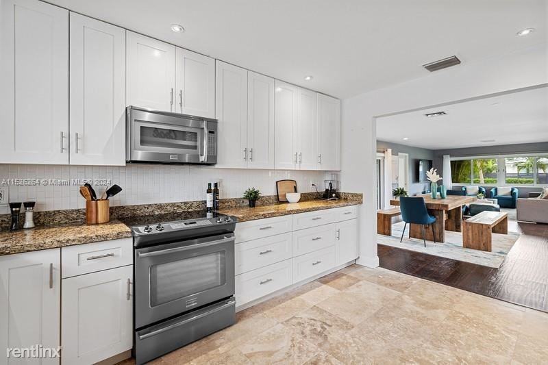 2200 SE 19th St - Photo 3 of 11