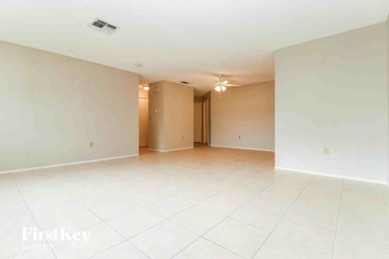 7916 Dundee Dr - Photo 2 of 8