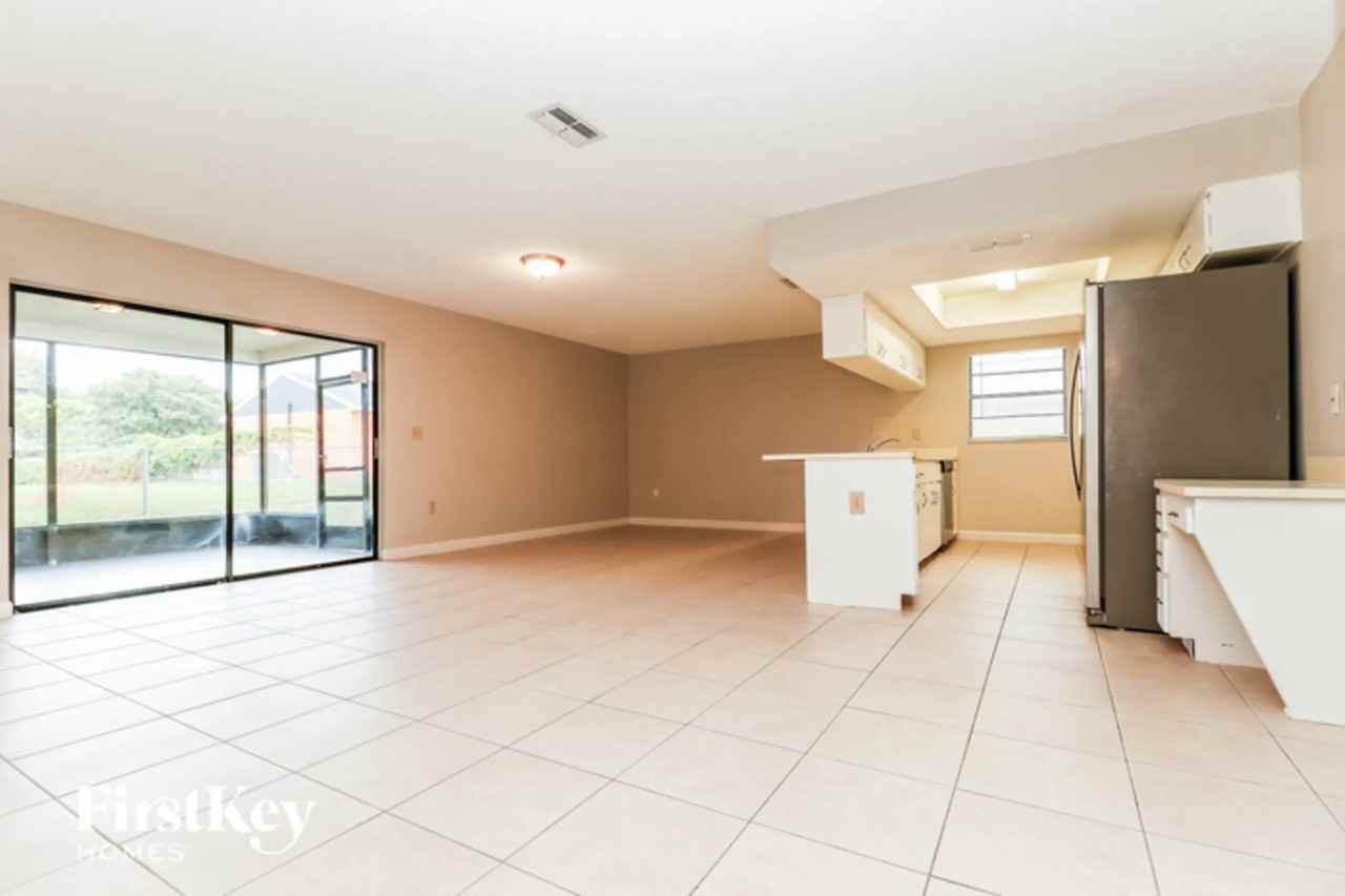 7916 Dundee Dr - Photo 3 of 8