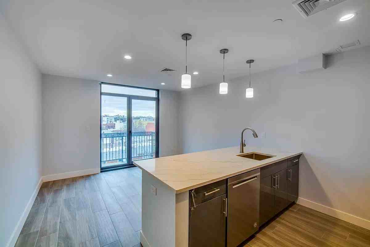2540 31st St #4 - Photo 3 of 5