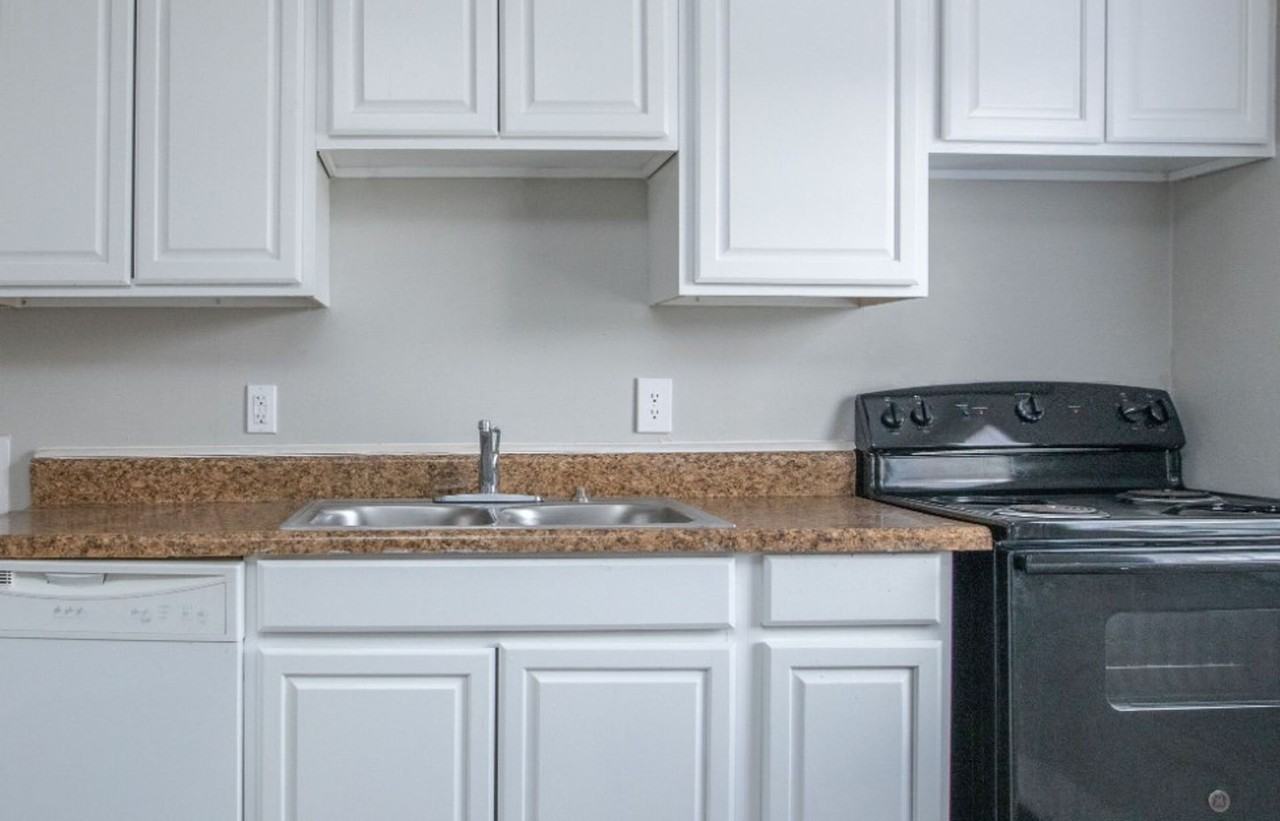 Discover Comfort and Convenience at Village South Apartments in Warner Robins! - Photo 4 of 15