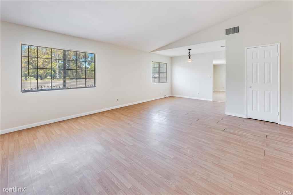 5546 Mclennan Ave - Photo 2 of 10
