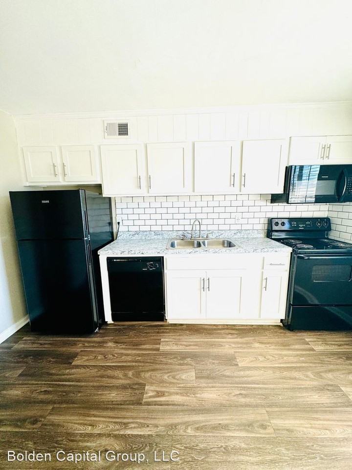 Renovated Beautiful 2 Bedroom located Mins from Airport Apartments