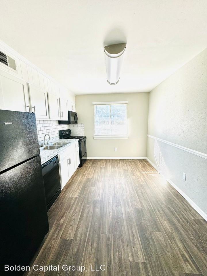 Renovated Beautiful 2 Bedroom located Mins from Airport Apartments