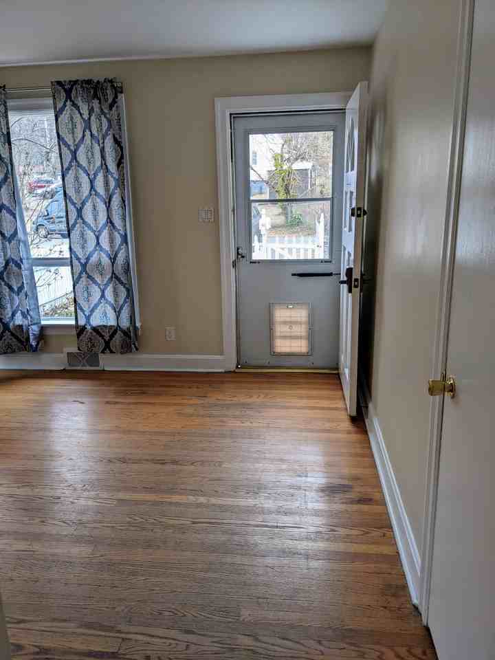 4668 Fairmont Ave - Photo 6 of 40