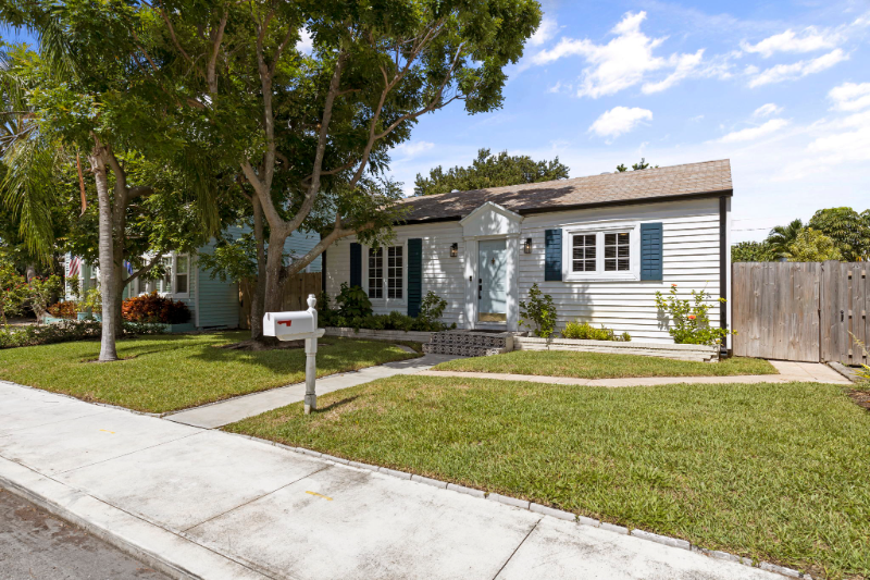 215 S Palmway - Photo 3 of 43