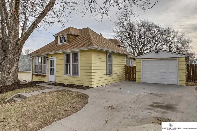 2513 S 31st St - Photo 2 of 29