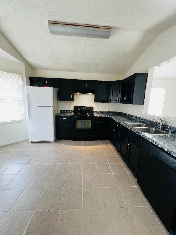 12839 Copperfield Ln - Photo 2 of 15