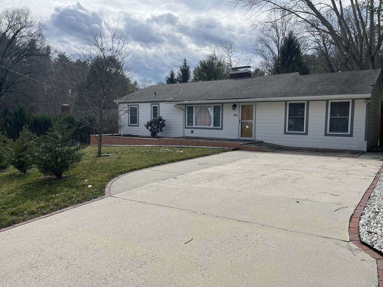 186 Aurora Dr - Photo 2 of 15