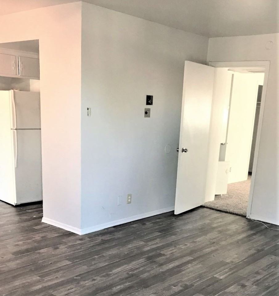COLONIAL APARTMENTS - Photo 3 of 6