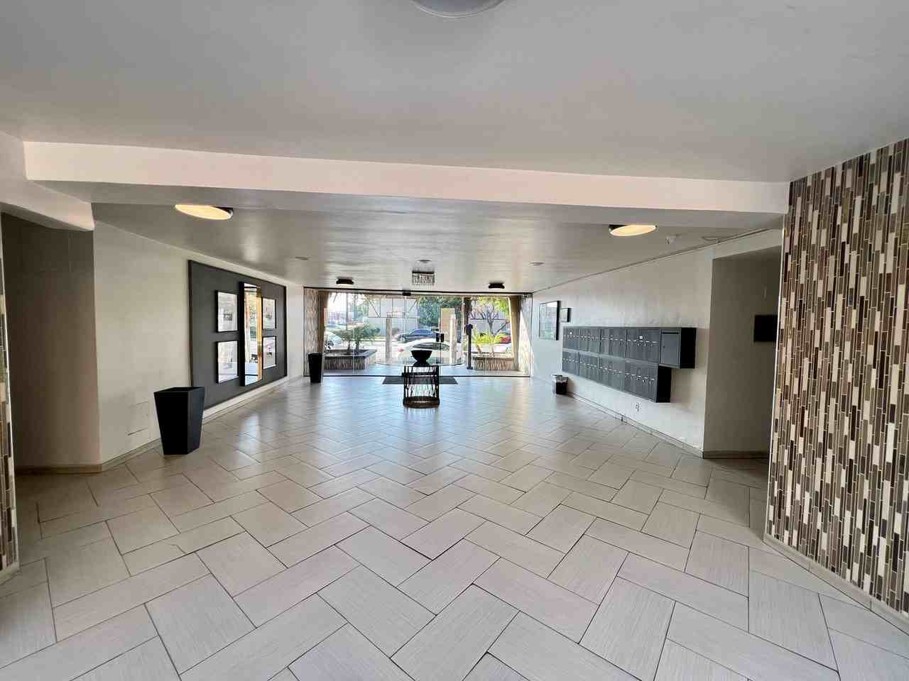 TARZANA 6130 - Photo 2 of 50