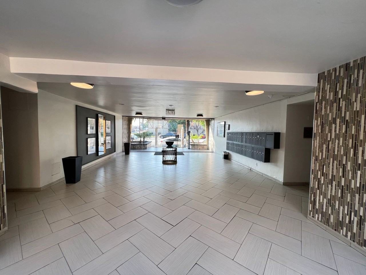 TARZANA 6210 - Photo 2 of 26